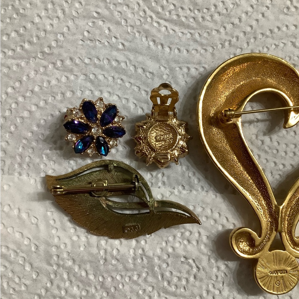 Vintage Avon, Jj, & Roman brand jewelry. Brooches and earrings. - Picture 4 of 6